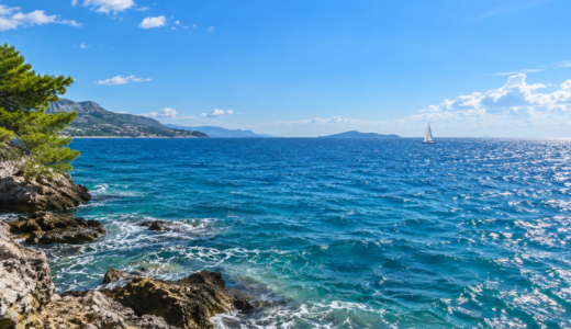 海はなぜ青い？空の反射との違いと沖縄の海が青緑に見える理由