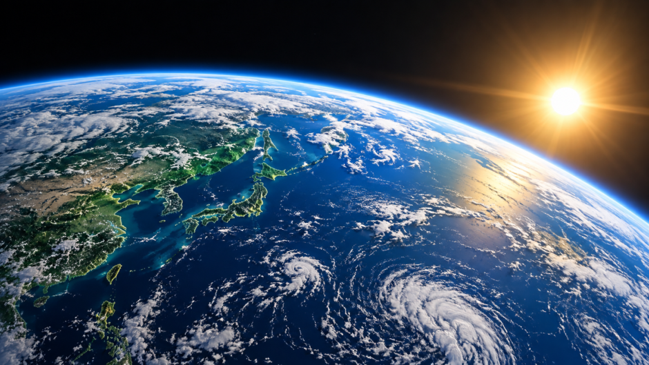 明るい地球と太陽の周囲に広がる黒い宇宙のイメージ