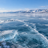 青みを帯びた透明な湖面の氷と亀裂が広がる冬のバイカル湖
