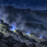 イジェン火山の硫黄の噴気孔付近で揺れる青い炎