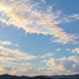 薄い雲の縁が淡い虹色に輝く彩雲のイメージ