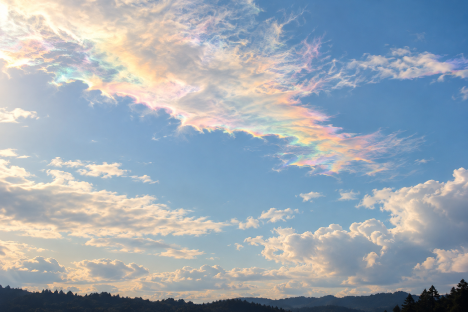 薄い雲の縁が淡い虹色に輝く彩雲のイメージ
